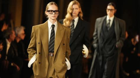 Saint Laurent PE 2025, lo spirito di Yves rivive a Parigi .